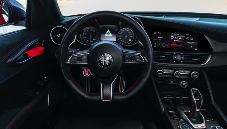 [VIDEO] Prova in pista: Alfa Romeo Giulia GTA e GTAm, la berlina del Biscione oltre ogni limite - Foto 38 di 50