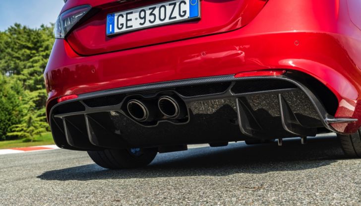 [VIDEO] Prova in pista: Alfa Romeo Giulia GTA e GTAm, la berlina del Biscione oltre ogni limite - Foto 46 di 50