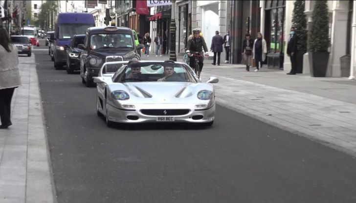 Una Ferrari F50 argento per le strade di Londra - Foto 1 di 8