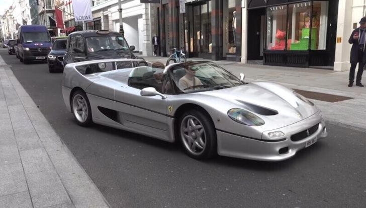 Una Ferrari F50 argento per le strade di Londra - Foto 5 di 8