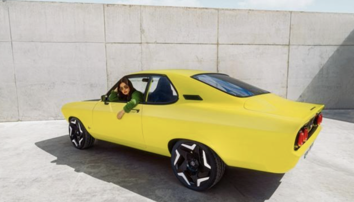 Torna la Opel Manta, ma ora è elettrica - Foto 15 di 18