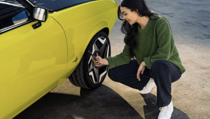 Torna la Opel Manta, ma ora è elettrica - Foto 16 di 18