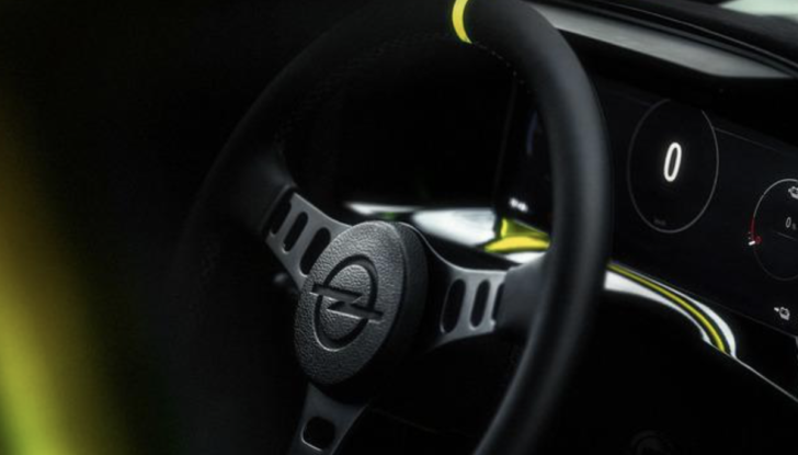 Torna la Opel Manta, ma ora è elettrica - Foto 8 di 18