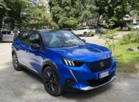 Test Drive Peugeot e-2008: provato in centro a Milano il B-SUV francese da 310 km di autonomia