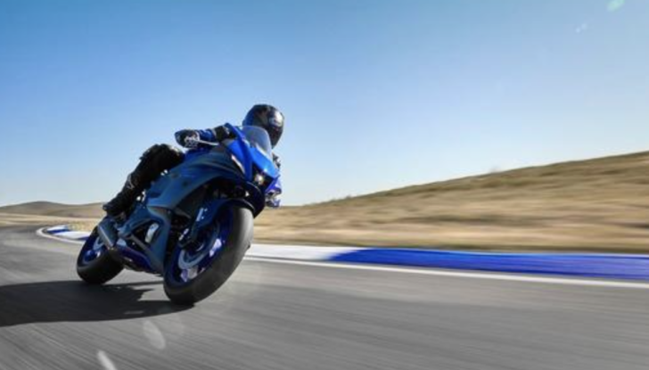Nuova Yamaha R7: caratteristiche, immagini, motore - Foto 1 di 22