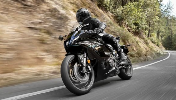 Nuova Yamaha R7: caratteristiche, immagini, motore - Foto 14 di 22