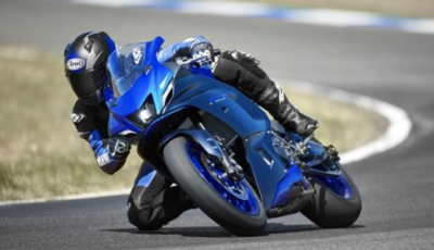 Nuova Yamaha R7: caratteristiche, immagini, motore
