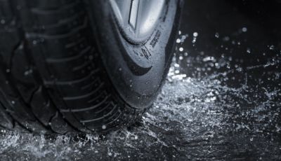 La soluzione all’aquaplaning? Un sensore predittivo che funziona a 5G