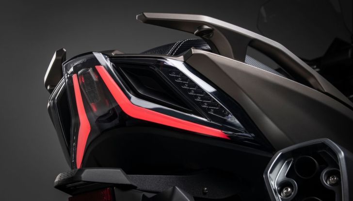 Kymco AK 550 ETS: motore Euro 5 e tante soluzioni pratiche - Foto 10 di 25