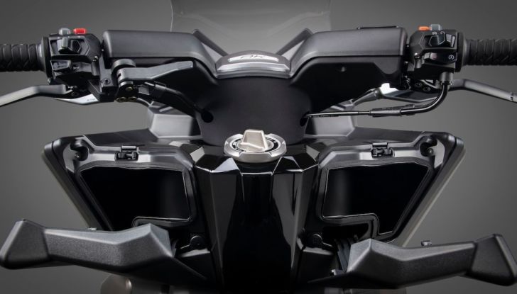 Kymco AK 550 ETS: motore Euro 5 e tante soluzioni pratiche - Foto 12 di 25