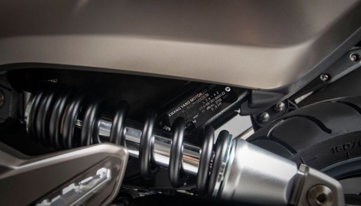 Kymco AK 550 ETS: motore Euro 5 e tante soluzioni pratiche - Foto 15 di 25