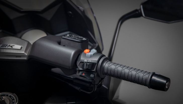 Kymco AK 550 ETS: motore Euro 5 e tante soluzioni pratiche - Foto 20 di 25