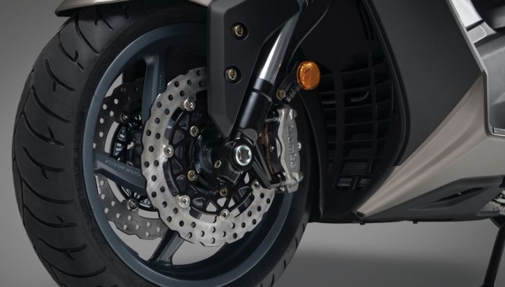 Kymco AK 550 ETS: motore Euro 5 e tante soluzioni pratiche - Foto 22 di 25