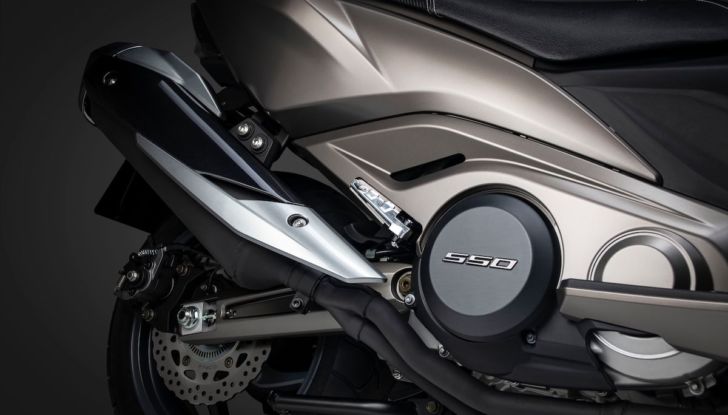 Kymco AK 550 ETS: motore Euro 5 e tante soluzioni pratiche - Foto 6 di 25
