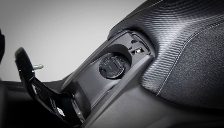 Kymco AK 550 ETS: motore Euro 5 e tante soluzioni pratiche - Foto 7 di 25