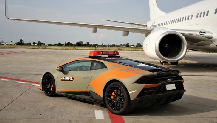 Nuova Lamborghini Huracan Evo Follow Me all’aeroporto di Bologna - Foto 1 di 6