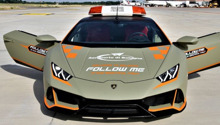 Nuova Lamborghini Huracan Evo Follow Me all’aeroporto di Bologna - Foto 2 di 6