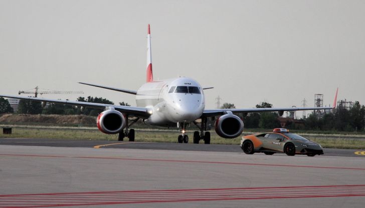 Nuova Lamborghini Huracan Evo Follow Me all’aeroporto di Bologna - Foto 3 di 6