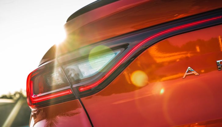 Prova su strada Renault Arkana Full Hybrid, il SUV Coupé ibrido con tre motori [VIDEO] - Foto 14 di 39