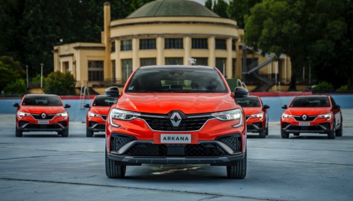 Prova su strada Renault Arkana Full Hybrid, il SUV Coupé ibrido con tre motori [VIDEO] - Foto 21 di 39