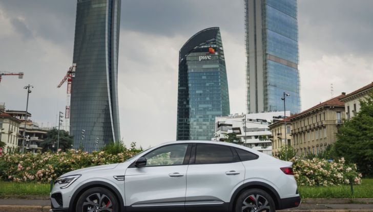 Prova su strada Renault Arkana Full Hybrid, il SUV Coupé ibrido con tre motori [VIDEO] - Foto 25 di 39