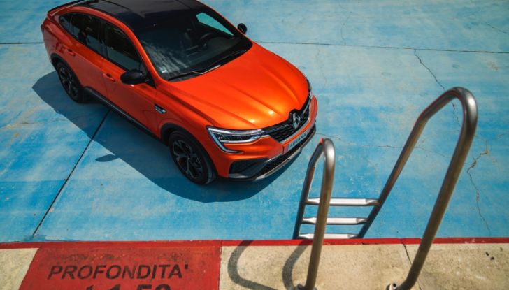 Prova su strada Renault Arkana Full Hybrid, il SUV Coupé ibrido con tre motori [VIDEO] - Foto 26 di 39