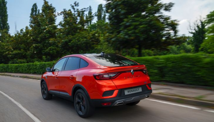 Prova su strada Renault Arkana Full Hybrid, il SUV Coupé ibrido con tre motori [VIDEO] - Foto 31 di 39