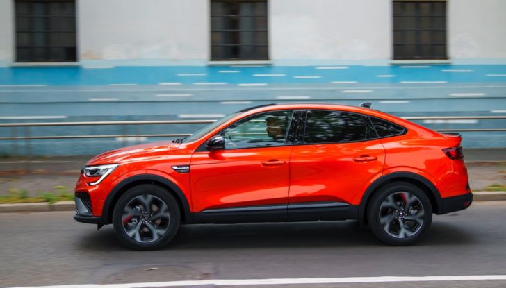 Prova su strada Renault Arkana Full Hybrid, il SUV Coupé ibrido con tre motori [VIDEO] - Foto 37 di 39