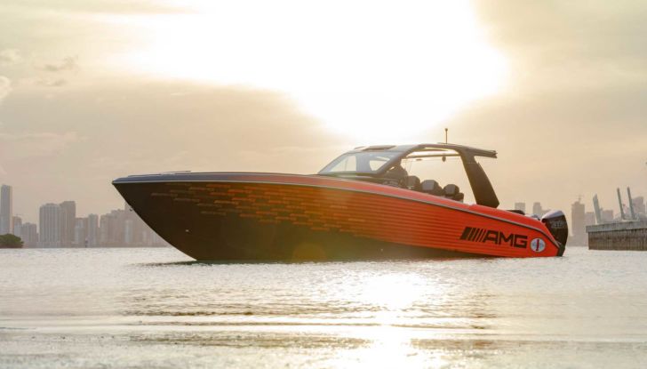 Mercedes AMG Cigarette Nighthawk motoscafo