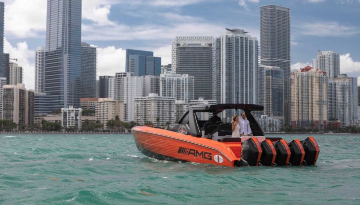 Mercedes AMG Cigarette Nighthawk motoscafo