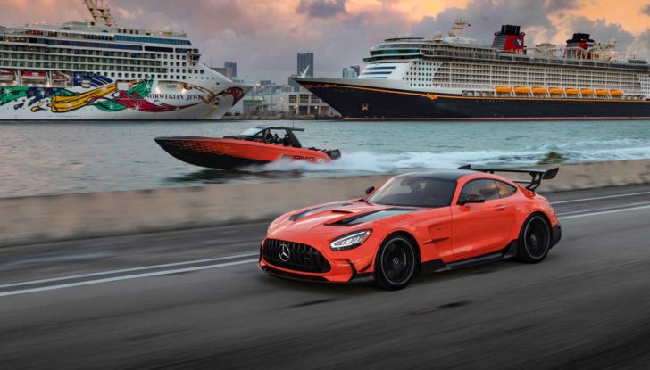 Mercedes AMG Cigarette Nighthawk motoscafo