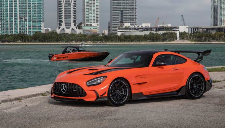 Mercedes AMG Cigarette Nighthawk motoscafo