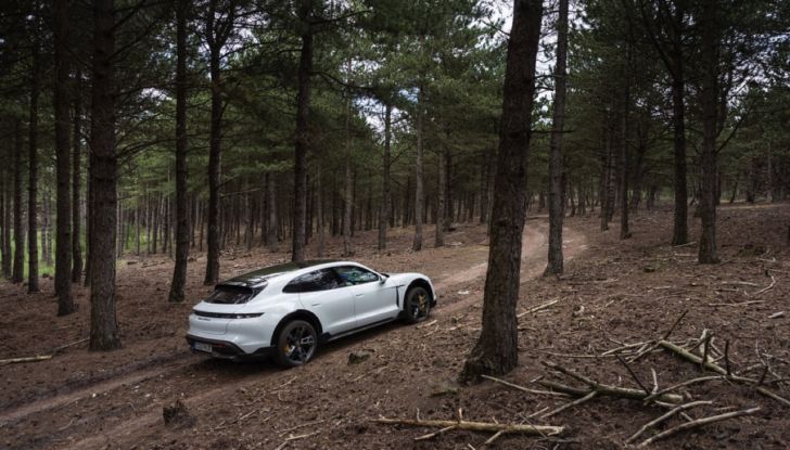 [VIDEO] Prova Porsche Taycan Cross Turismo: dalla pista al fuoristrada con 760 CV - Foto 9 di 37