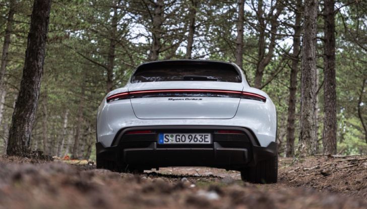 [VIDEO] Prova Porsche Taycan Cross Turismo: dalla pista al fuoristrada con 760 CV - Foto 10 di 37