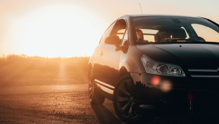 Auto parcheggiata sotto al sole