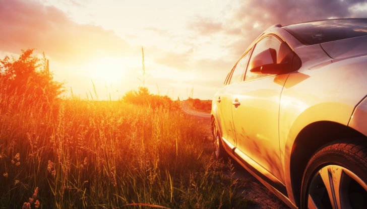 Auto parcheggiata sotto al sole
