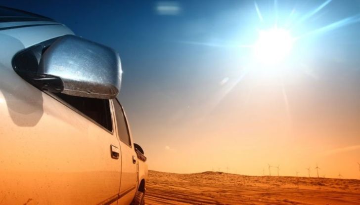 Auto parcheggiata sotto al sole