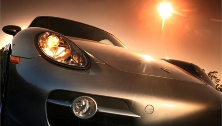 Auto parcheggiata sotto al sole