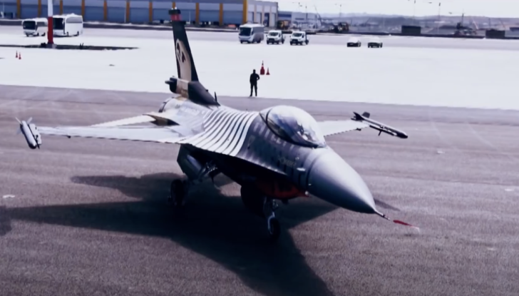 Auto, moto e aerei in sfida in una drag race pazzesca firmata Red Bull - Foto 5 di 8