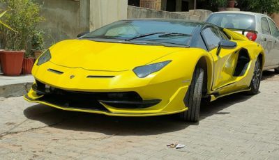 Honda Civic: un esemplare giallo si spaccia per una Lamborghini Aventador