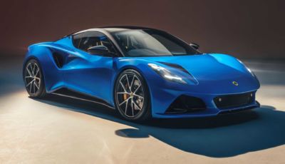 Lotus Emira: l’ultima hypercar a benzina debutta a Goodwood