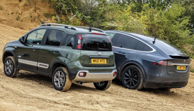 La sfida tra una Fiat Panda Cross e una Tesla Model X