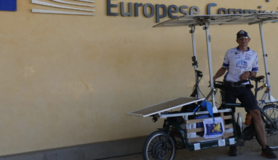 In giro per l’Europa con una bici elettrica alimentata da pannelli solari