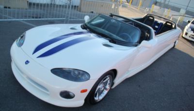 Dodge Viper: in versione “allungata” a 12 posti diventa una limousine!