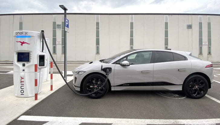 [VIDEO] Jaguar I-Pace, test drive del SUV elettrico a trazione integrale - Foto 5 di 15