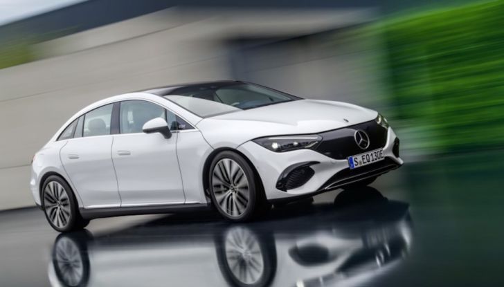 Mercedes EQE: ha tutto della berlina ed è anche elettrica - Foto 2 di 8