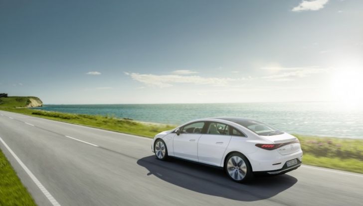 Mercedes EQE: ha tutto della berlina ed è anche elettrica - Foto 3 di 8