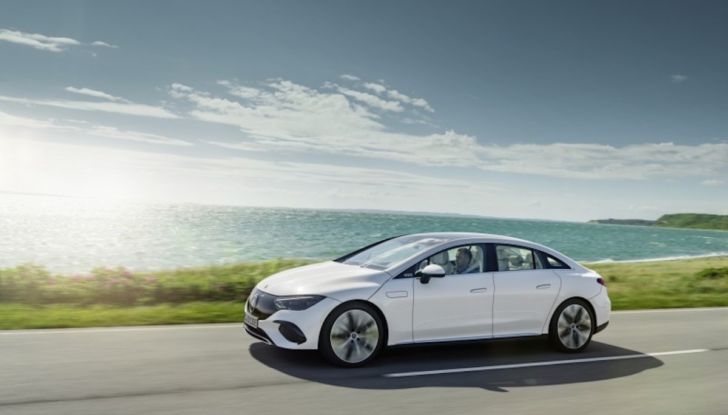 Mercedes EQE: ha tutto della berlina ed è anche elettrica - Foto 6 di 8