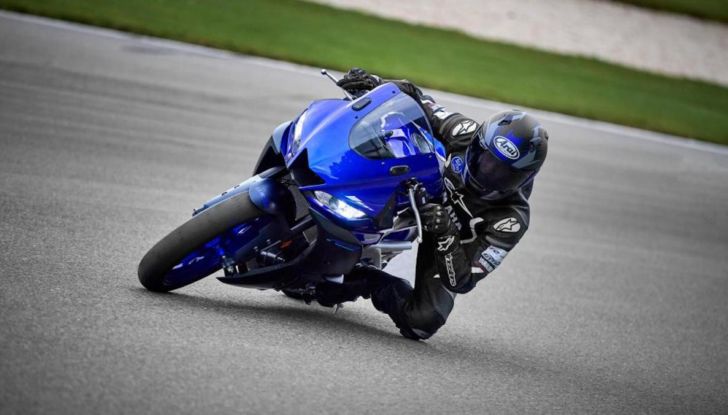 Yamaha: la gamma sportiva si rifà il look nel 2022 - Foto 1 di 7