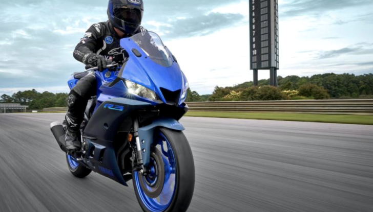 Yamaha: la gamma sportiva si rifà il look nel 2022 - Foto 3 di 7